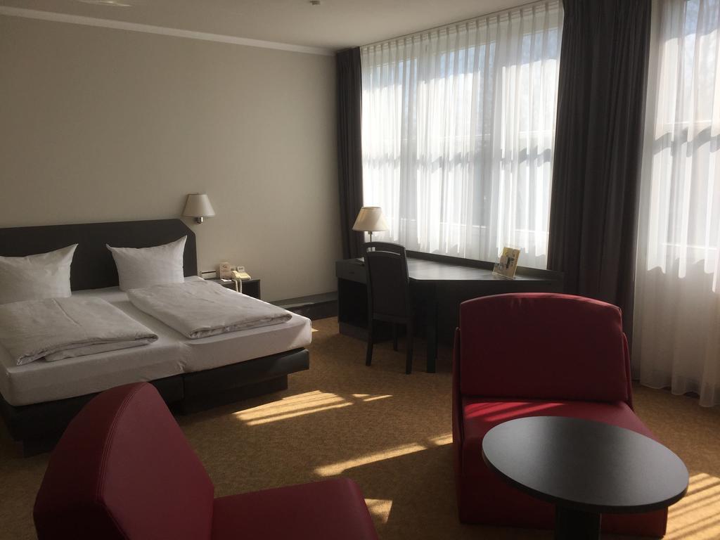 Hotel Woerth Wörth an der Isar Buitenkant foto